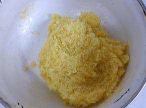 制作椰蓉馅:黄油提前用温水融化，加入细砂糖、牛奶、蛋黄搅拌均匀即可。