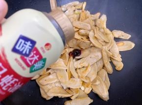 加入味达美臻品蚝油和白糖翻炒几分钟入味