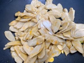 加入面筋翻炒均匀后加入盐