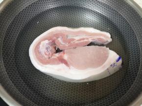 五花肉凉水入锅，加入葱姜料酒焯水。 