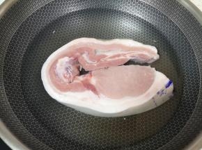 五花肉凉水入锅，加入葱姜料酒焯水。 