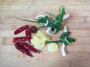 准备好小葱、生姜片、八角和干红辣椒。 