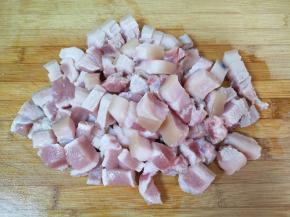 焯过水的五花肉用凉水冲洗干净，切成小块。 