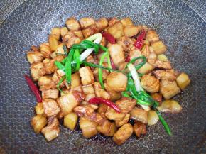 加入红烧酱油翻炒上色。 