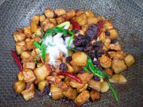 根据自己的口味放盐和蔓越莓干翻炒均匀。 