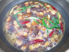 加开水没过五花肉，大火烧开以后转中火炖1个小时。 