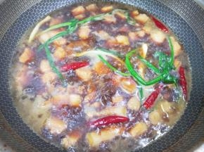 加开水没过五花肉，大火烧开以后转中火炖1个小时。 