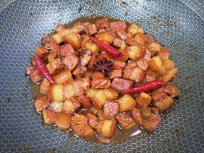 肉炖熟以后大火收汁。 