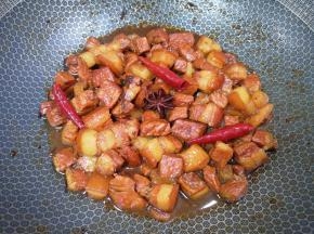 肉炖熟以后大火收汁。 