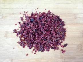 蔓越莓干切碎。