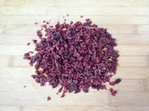蔓越莓干切碎。