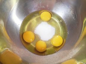 鸡蛋打入打蛋盆里，加入细砂糖。 