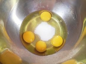鸡蛋打入打蛋盆里，加入细砂糖。 