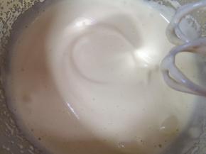 用电动打蛋器打发至，提起打蛋器随意画图案不易消失。 