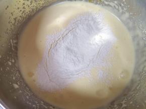 分两次筛入低筋面粉，每一次筛入以后都要用刮刀从底部翻拌均匀，再进行下一次筛入。 