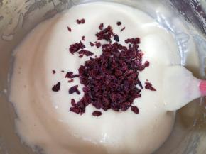 加入三分之二切碎的蔓越莓干翻拌均匀。 