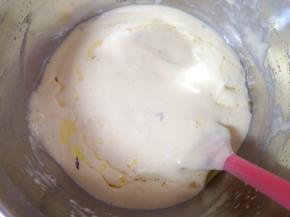 最后加入玉米油翻拌均匀，烤箱上下管155度预热。 