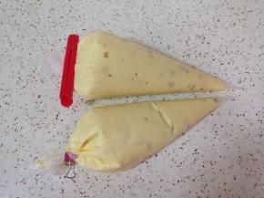 翻拌好的蛋糕糊装进裱花袋。 