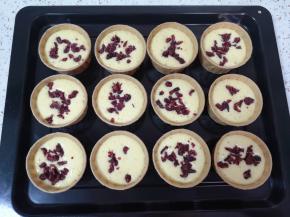 将剩下的三分之一蔓越莓干撒在蛋糕上面。 