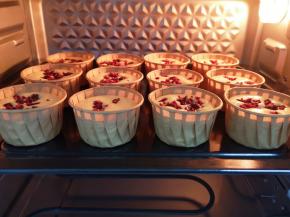 送入预热好的烤箱。 