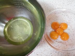 蛋清蛋黄分离。 