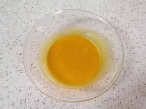 蛋清先放在一边，用手动打蛋器将蛋黄搅打均匀。 