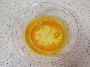 加入牛奶和玉米油，搅打至蛋黄、牛奶和玉米油完全融合。 