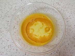 加入牛奶和玉米油，搅打至蛋黄、牛奶和玉米油完全融合。 