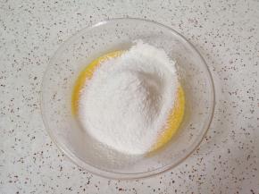 筛入低筋面粉，用手动打蛋器呈“Z”字形来回搅动，切记不要转圈搅拌，以免起筋。 