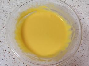 搅动至无干粉无颗粒，食材完全融合(如图)，放在一边备用。 