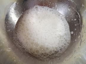 蛋清里面加入几滴白醋，用电动打蛋器低速打发至粗泡状。 