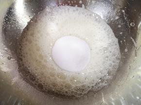 一次性加入细砂糖。 