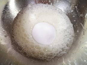一次性加入细砂糖。 