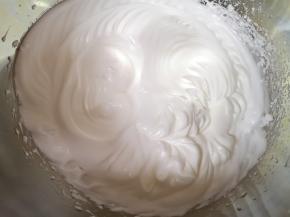 先低速后高速打发至提起打蛋器，打蛋器上的尖角坚挺竖立不弯。 