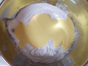 再把混合好的蛋黄糊倒回到剩下的三分之二蛋白里面，以同样的手法继续混合均匀。 