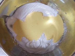 再把混合好的蛋黄糊倒回到剩下的三分之二蛋白里面，以同样的手法继续混合均匀。 