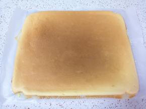 时间到出炉，撕开油纸晾凉。 