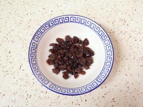 准备好蔓越莓干。 