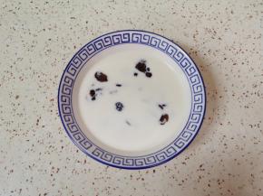 加入牛奶浸泡半个小时左右。 