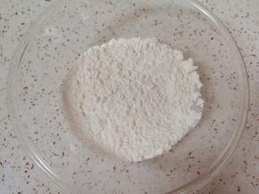 盆里放入过筛的低筋面粉，加入糖、盐和泡打粉混合均匀。 