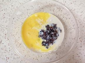 加入浸泡过的牛奶和蔓越莓干。 