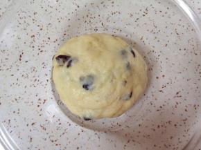 最后加入玉米油，带上一次性手套抓捏成一个不沾手的面团。烤箱上下管160度预热。 