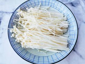 金针菇去根洗净。