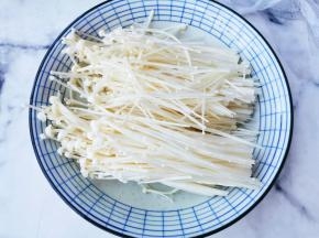 金针菇去根洗净。