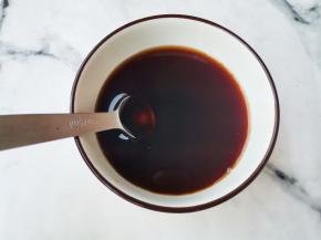 调酱汁：1勺生抽、半勺老抽、1勺蚝油、半勺白糖、半勺盐、半碗清水搅拌均匀。