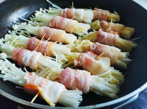 金针菇培根卷先煎一分钟备用，