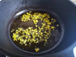 另起锅热油爆香大蒜，