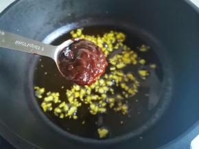 加1勺豆瓣酱炒香，