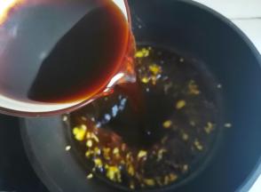 倒入酱汁，