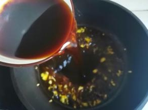 倒入酱汁，